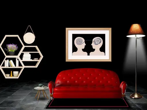 Ein rotes Sofa vor einem Bild, das zwei Köpfe mit verschlungenen Linien zeigt, symbolisiert die Seele. Ein Regal mit Büchern und eine Lampe vervollständigen die Szene.