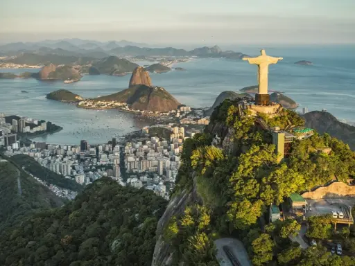Der Cristo Redentor, das Wahrzeichen von Jesus Rio, wacht über die Stadt und die Bucht.