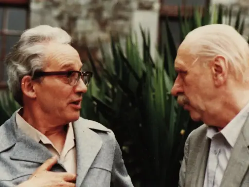 Zwei Männer im Gespräch, einer mit Brille, der andere mit Schnurrbart. Vielleicht Paul Ricoeur, der einem Kollegen seine Gedanken erklärt.