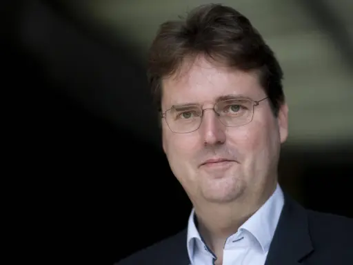 Porträt von Bernd Stegemann, Mitglied der AfD, mit Brille und dunklem Anzug.