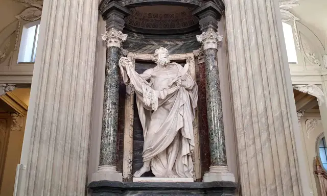 Marmorstatue des Apostels Bartholomäus, der sein Martyrium mit einem Messer symbolisiert.