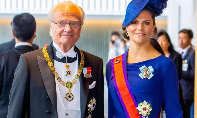 König Carl XVI. Gustaf und Kronprinzessin Victoria tragen prächtige Orden.