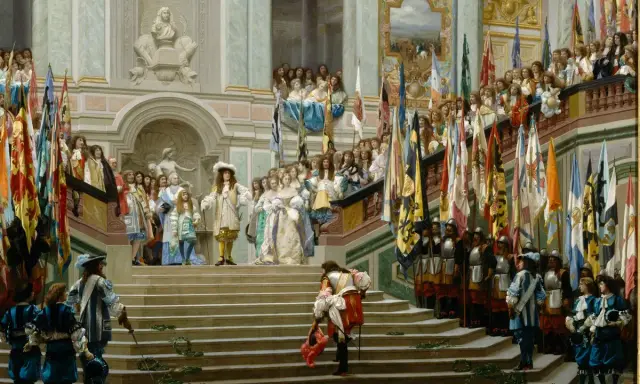 Prunkvolle Zeremonie mit Ludwig XV. und seinen Kindern. Viele Fahnen und festlich gekleidete Menschen auf einer Treppe.