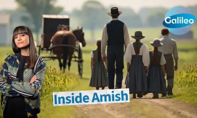 Eine Frau blickt in die Kamera, während im Hintergrund eine Amish-Familie mit Pferdekutsche auf einem Feldweg geht.
