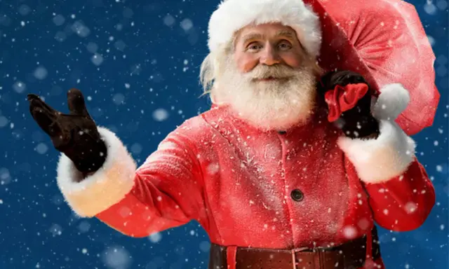 Der Weihnachtsmann mit seinem roten Mantel und Sack winkt fröhlich im Schnee. Ja, es gibt den Weihnachtsmann!