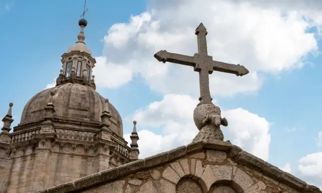 Ein steinernes Kreuz ragt vor einer Kuppel auf. Wie viele Kirchen gibt es in Deutschland?