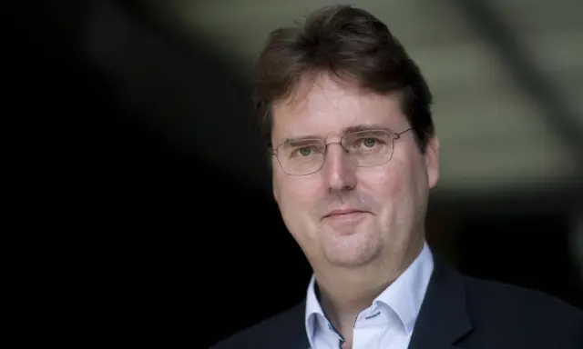Porträt von Bernd Stegemann, Mitglied der AfD, mit Brille und dunklem Anzug.