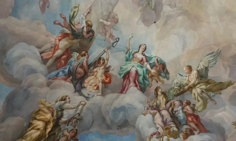 Deckenmalerei mit vielen geflügelten Wesen, die wie engel echt wirken, umgeben von Wolken und himmlischen Lichtern.