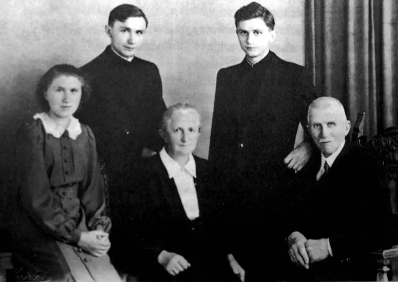 Familienfoto mit Maria Ratzinger, ihrem Bruder und Eltern.