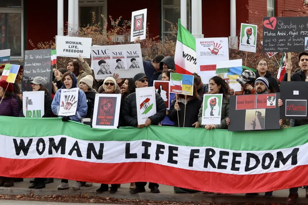 Menschen demonstrieren f&uuml;r ein freies Iran mit Schildern wie 