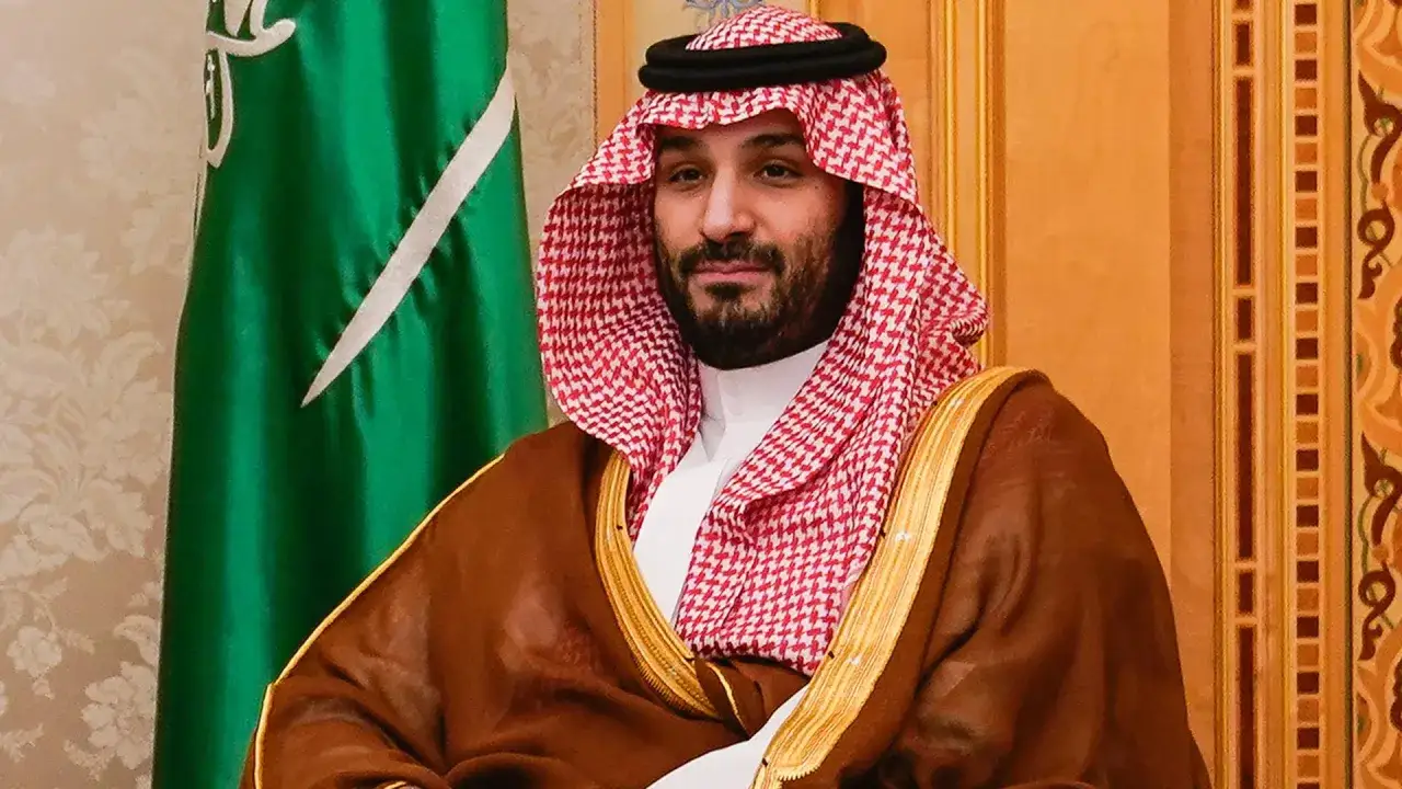 Kronprinz Mohammed bin Salman vor der Flagge Saudi-Arabiens. Die Todesstrafe ist ein Thema, das in diesem Land kontrovers diskutiert wird.
