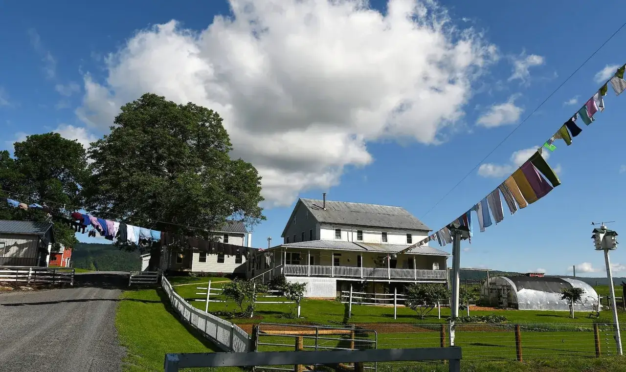 Ein Bauernhof im Stil der Amish-Religion mit Wäscheleinen, die Kleidung im Wind trocknen.