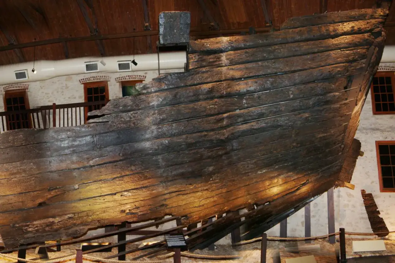Das historische Batavia Schiff, ein Zeugnis vergangener Seefahrt, ruht in einem Museum. Seine verwitterten Holzteile erzählen von stürmischen Reisen.