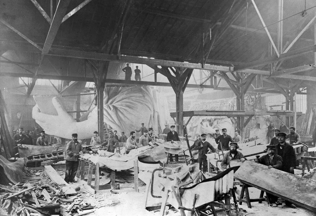 Arbeiter in einer Werkstatt, die an der Freiheitsstatue arbeiten. Die Freiheitsstatue Erbauer schufen dieses Meisterwerk in Einzelteilen.