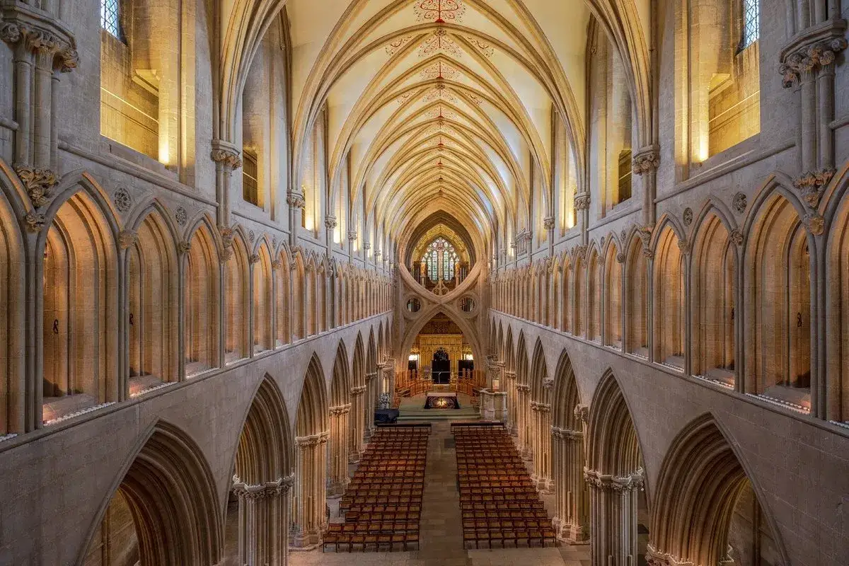 Beeindruckende Kathedrale in England, die die Frage aufwirft: England katholisch oder evangelisch? Gotische Architektur mit hohen Gewölben und Bänken.