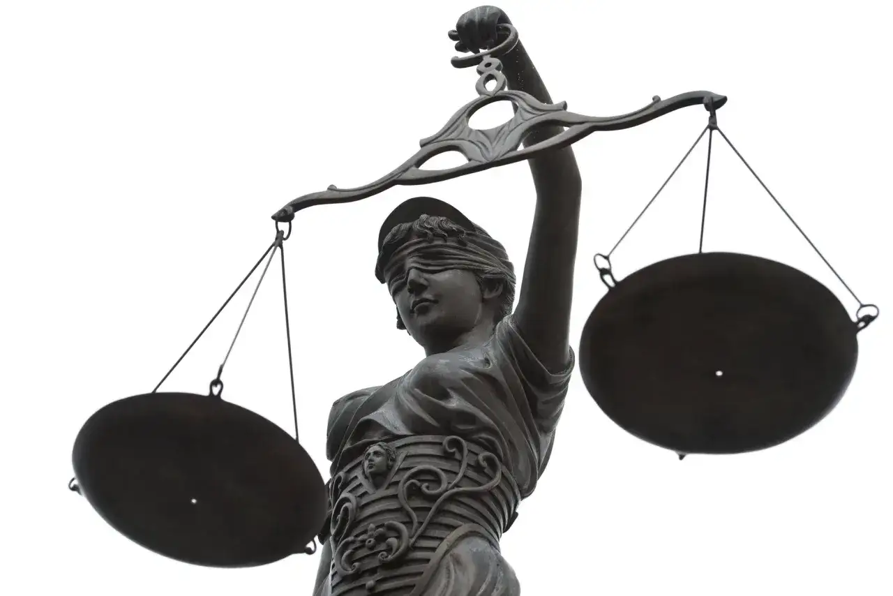 Justitia mit verbundenen Augen und Waage, ein Symbol für Gerechtigkeit, keine Religion.