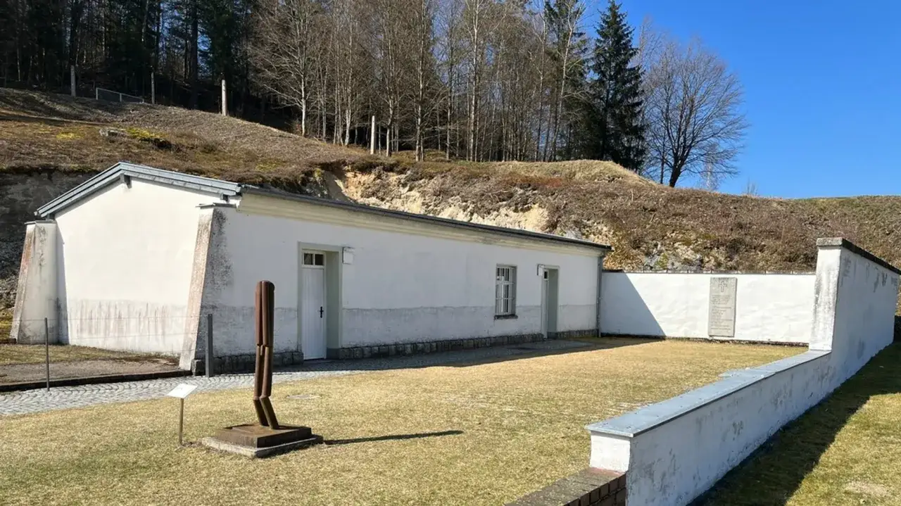Gedenkstätte Flossenbürg: Gefängnisgebäude, Mahnmal und Skulptur erinnern an Dietrich Bonhoeffer.
