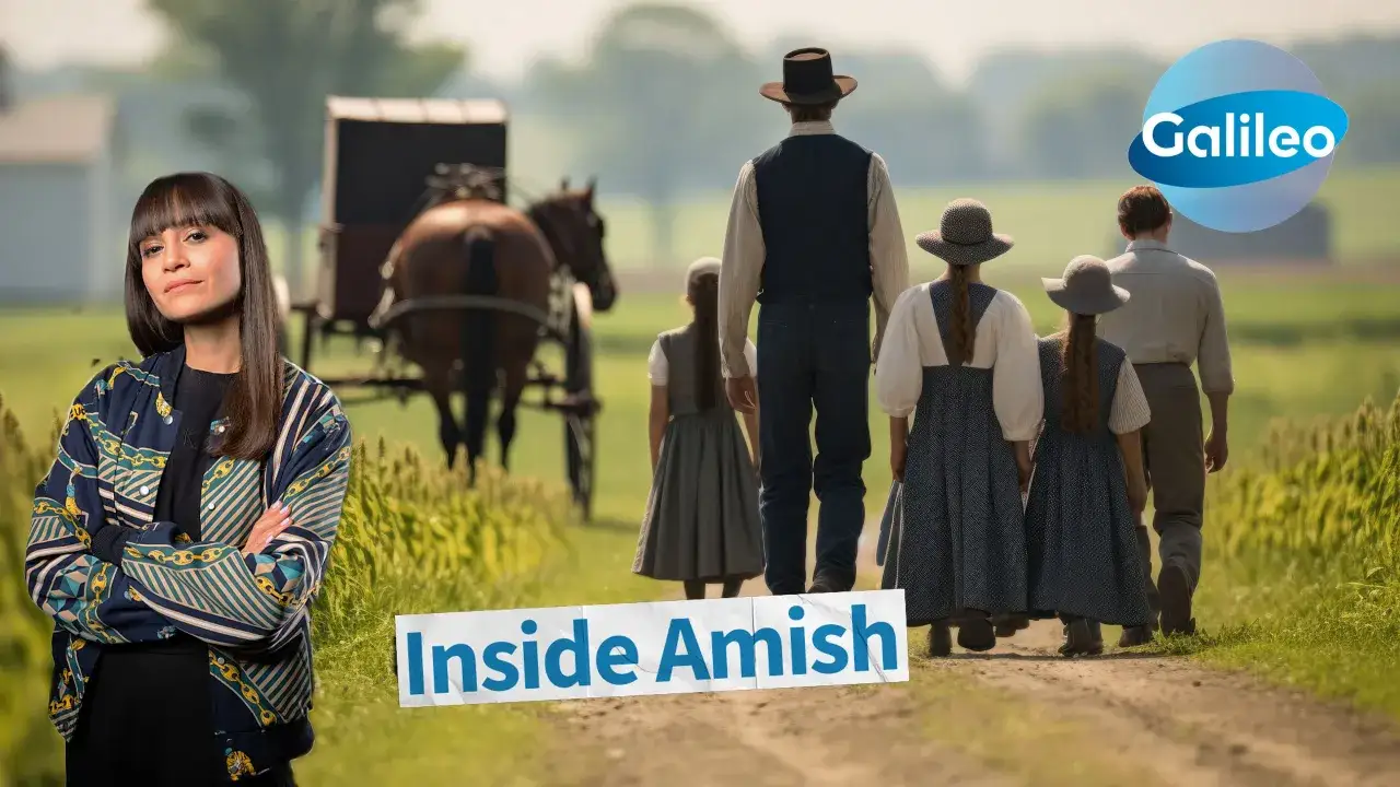Eine Frau blickt in die Kamera, während im Hintergrund eine Amish-Familie mit Pferdekutsche auf einem Feldweg geht.
