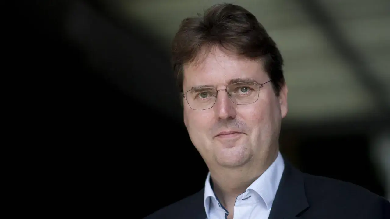 Porträt von Bernd Stegemann, Mitglied der AfD, mit Brille und dunklem Anzug.