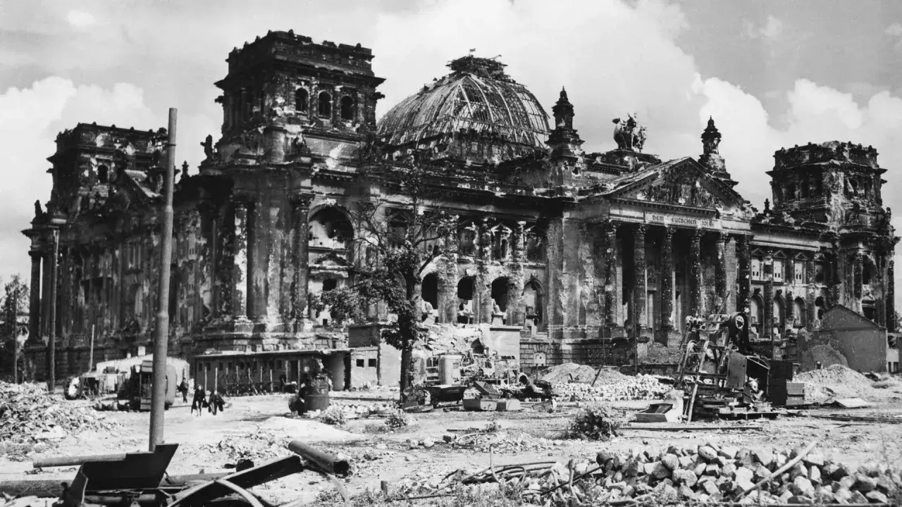 Zerstörtes Reichstagsgebäude, ein Symbol für das Ende des Krieges und den Beginn eines neuen Kapitels am Tag der Befreiung.