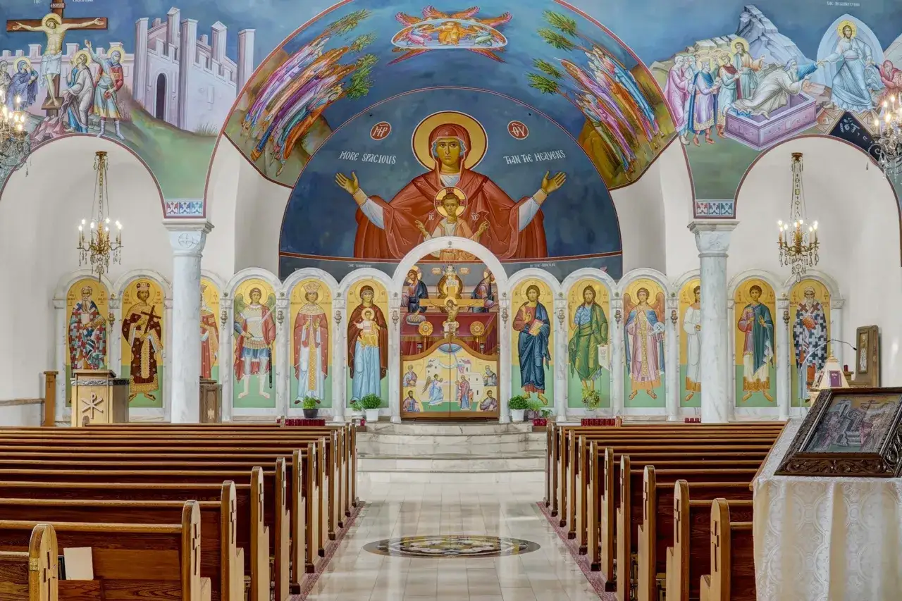 Blick in eine orthodoxe Kirche mit Ikonen und Fresken.