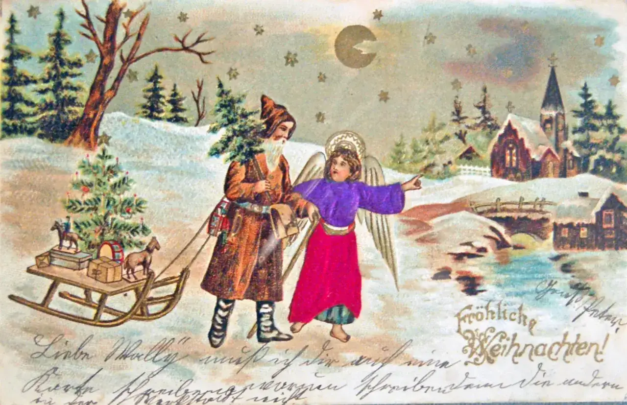 Ein Engel zeigt dem Weihnachtsmann den Weg durch den verschneiten Wald zu einem Dorf. Sie ziehen einen Schlitten mit Geschenken und einem Weihnachtsbaum.