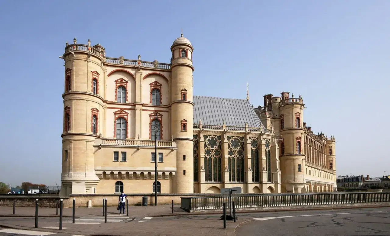 Das Schloss Saint-Germain-en-Laye, ein beeindruckendes Bauwerk, dessen Bedeutung in seiner Geschichte und Architektur liegt.