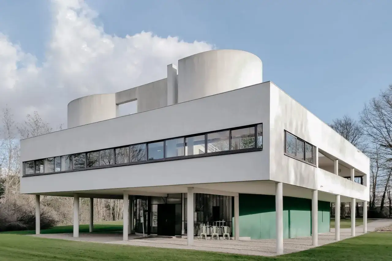 Villa Savoye, ein Meisterwerk des Architekten Le Corbusier, mit seinen charakteristischen Rundungen und Fensterbändern auf Stelzen.