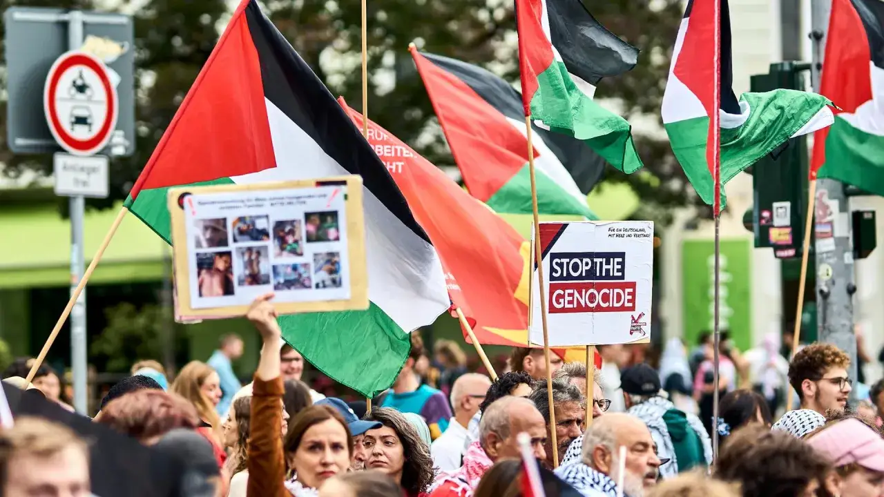 Menschen mit palästinensischen Flaggen und Schildern, die