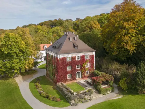 Herbstliche Farben umranken das Gebäude, das zum Wittelsbacher Ausgleichsfonds gehört. Ein malerischer Anblick im goldenen Oktober.