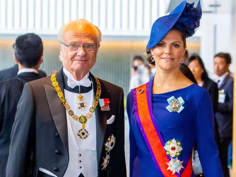 König Carl XVI. Gustaf und Kronprinzessin Victoria tragen prächtige Orden.